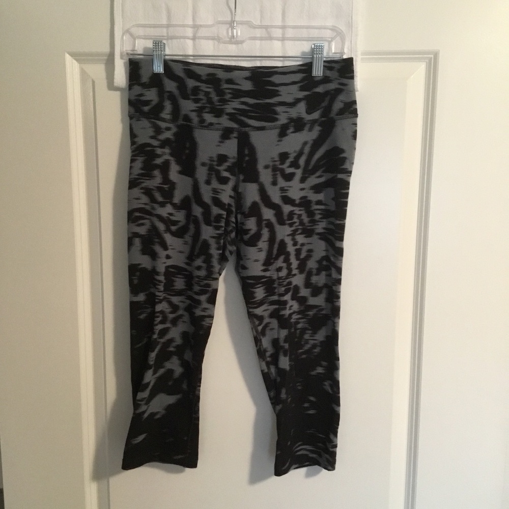 Nike Dri- Fit Women’s Workout/ Yoga Capri Leggings Gray/ Black Size M